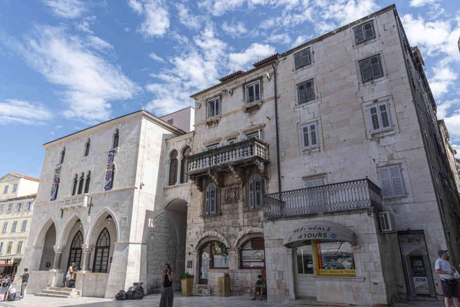 Croacia - Split 43 - palacio de Diocleciano - plaza Narodni - antiguo Ayuntamiento y palacio Karepic
